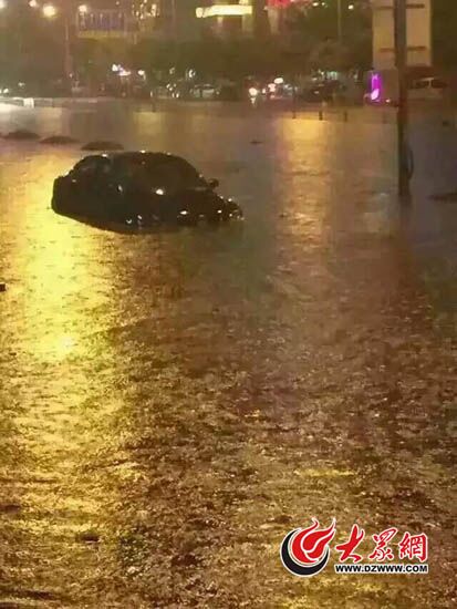 洪家樓附近，一輛轎車在積水中熄火拋錨