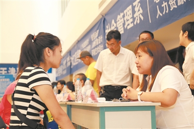 图为在天津职业大学,招生工作人员正在为考生和家长答疑