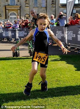 励志!脑瘫男孩完成铁人三项 媒体:诠释体育意义