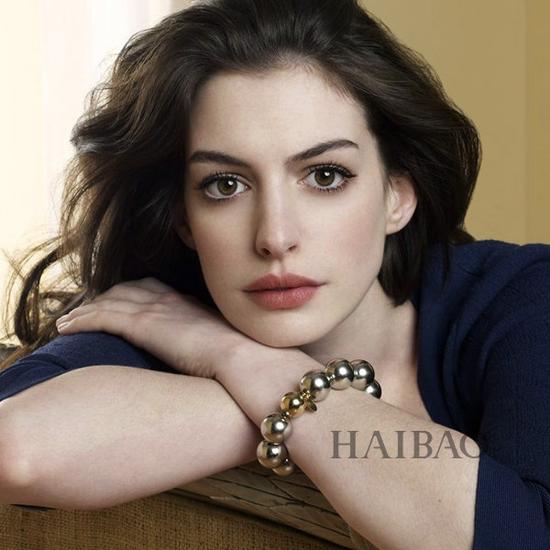 安妮·海瑟薇 (Anne Hathaway) 哑光无痕浆果色唇妆