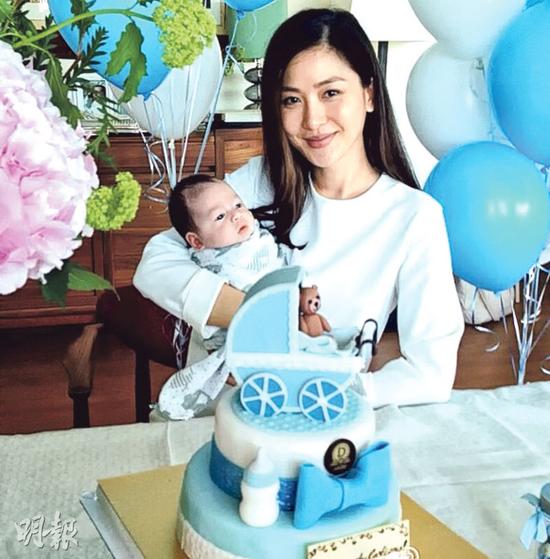 周汶锜为儿子Jacques搞满月派对,还为儿子准备一个蓝色婴儿车立体蛋糕。