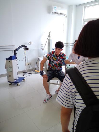 张睿《好生活》遇意外 被毒虫蛰手臂麻痹|张睿