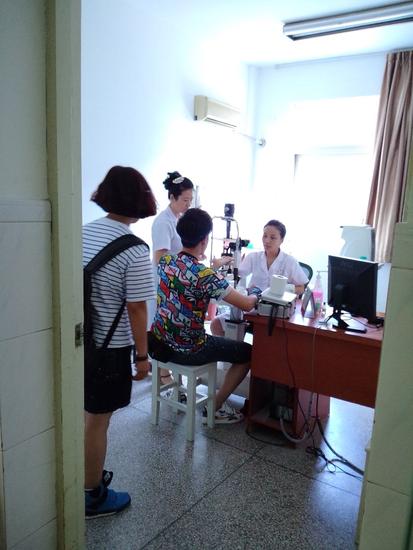 张睿《好生活》遇意外 被毒虫蛰手臂麻痹|张睿