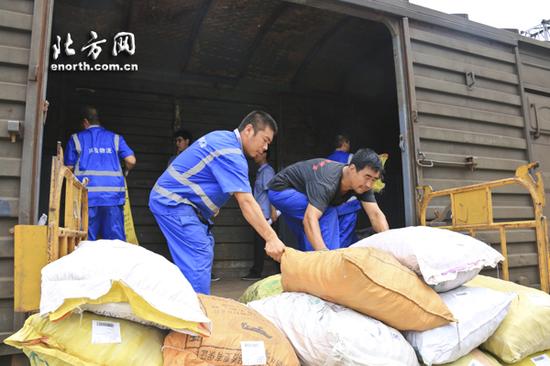 开行一年 共发送零散货物3.3亿件 780多万吨