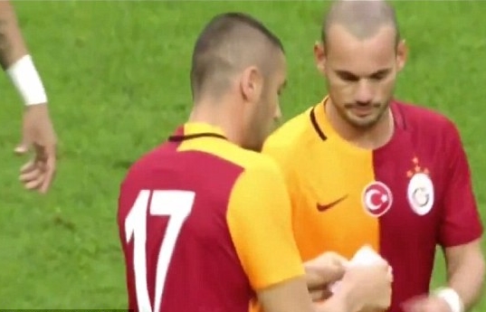 曼奇尼给斯内德传神秘小纸条 上面竟是…(图)_