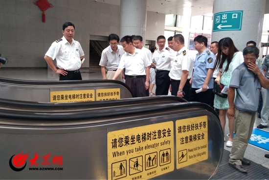 督導組在濟南火車站檢查扶梯安全情況