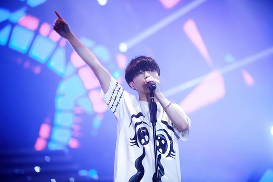 华晨宇上海演唱会收官 郎朗左立助阵|华晨宇|上