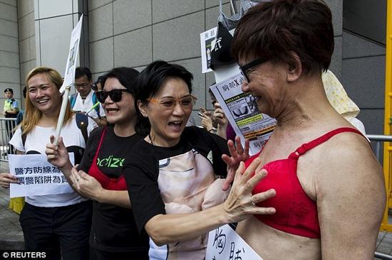 香港女子胸部袭警入狱 民众穿胸罩抗议