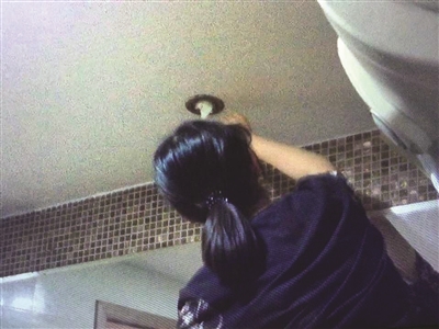 女生在浴室天花板上发现摄像头