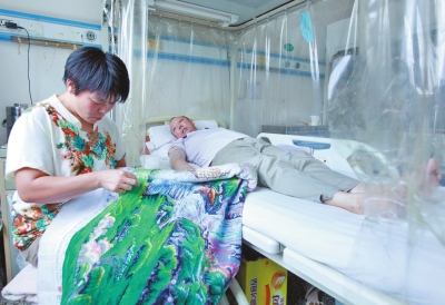 每一針一線的縫制，都代表著妻子李軍團對丈夫和女兒的愛。