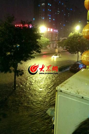 解放东路路面积水较深。