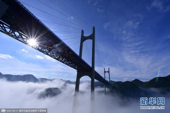 湖北：桥梁距河面400米浓雾缥缈如“天桥”