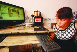 女子四肢瘫痪衔筷打字代充话费 外地网友汇款