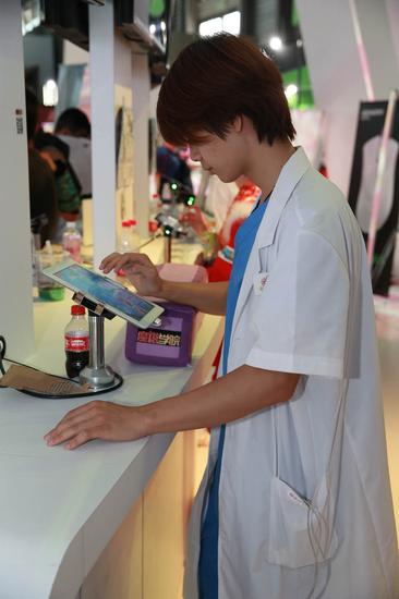 图5：白衣帅哥试玩《魔塔学院》