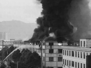 慈溪厂房大火持续15个小时 火场温度达数百摄