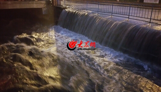文化西路金龍大廈附近河道水流湍急。