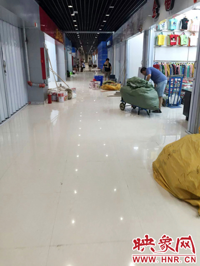 網友微博爆料歡樂湖童裝購物中心違規營業