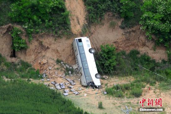  一辆载有46人的旅游大巴在陕西省咸阳淳化县坠崖，造成35人死亡，11人受伤。图为坠崖事故现场。张远 摄 