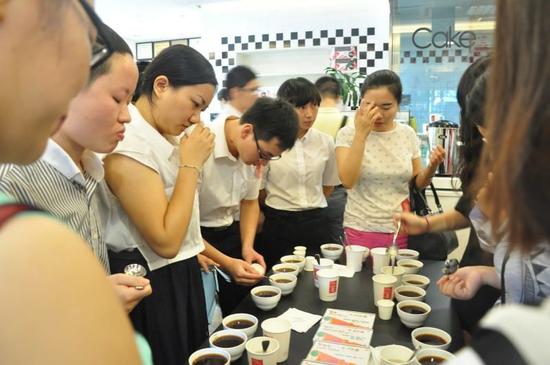 现场咖啡爱好者参与九十加咖啡杯测。