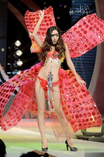 网曝成都某高校女生内衣秀照片 尺度惊人