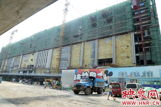 從外部看，大樓主體正在建設，根本沒有完工