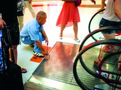 自动扶梯运行时清洁梯级普遍 新保洁员多不知