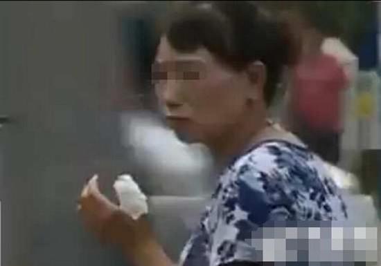 程大姐衣服被撕破了，手指也被对方咬伤了。(视频截图)