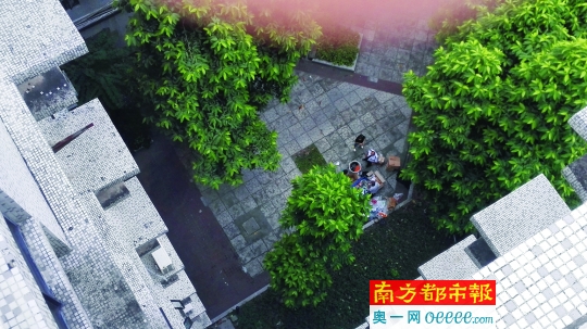 昨日下午，樓下尸體已清走，收買(mǎi)佬繼續(xù)在事發(fā)現(xiàn)場(chǎng)附近工作。