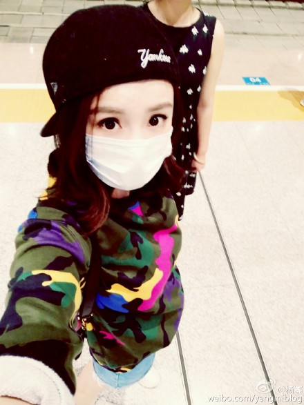 杨幂坐高铁透露行踪