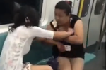 北京地铁4号线两女子抢座上演撕衣大战 各自都走光