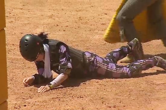 《极速2》杨千嬅被牛顶飞 老公赞其太拼|杨千嬅