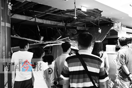 图为吊顶塌落现场。今报记者黄远来 摄