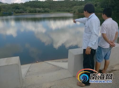 家长和村里人一起来到事发现场,讲述当时情景