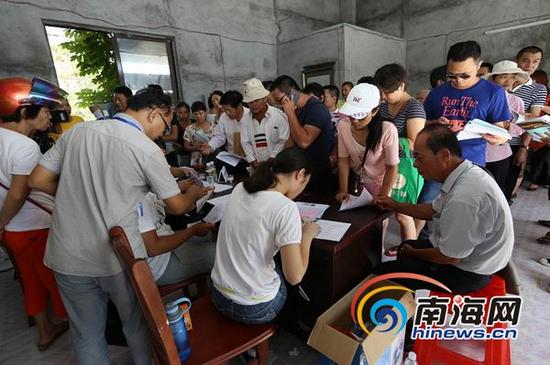 截止当天下午4点,为期九天的流水坡片区棚改安置房(一期)选房工作圆满结束,461户被征收高高兴兴地选到了房子,同时公平、公开、公正的选房工作也得到广大群众的普遍好评,安置房选房的成功,也标志着流水坡片区棚改指挥部科学合理的安置方法受到了群众的肯定与支持。