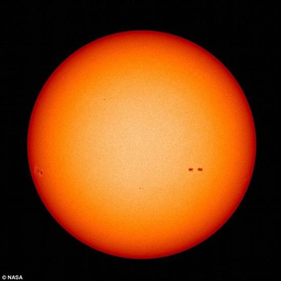这张拍摄于2011年的照片展示了一个几乎清晰的太阳。专家说，2030年后的近10年内，将发生这种事。