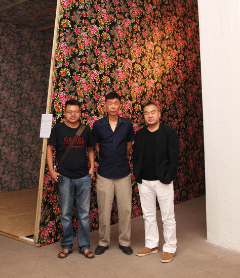 左起：策展人张海涛、艺术家张卓良、白盒子艺术馆馆长孙永增