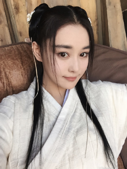 张馨予扮嫩晒美肤自拍