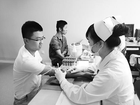 征兵体检现场。