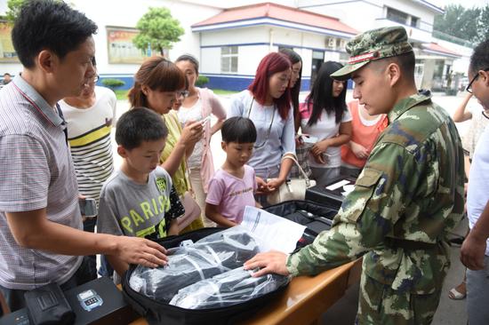 粉絲進警營 牽手蘭考平安行