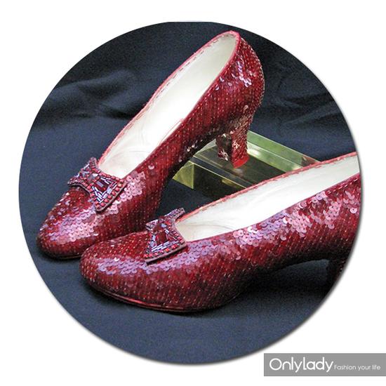 桃乐丝的小红鞋个性可爱精致，纯真中透露着女人的极致美