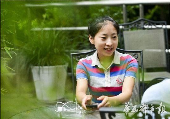 借钱尽孝女孩一月生活费2千块 爸爸一年赚20万