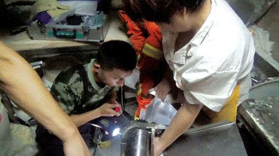 壓面機(jī)操作不慎 女子左手被“咬”