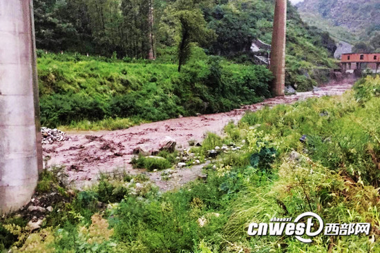 8月3日17时15分许，西安市长安区王莽街道小峪河村突发山洪，致使9名游客被洪水冲走。