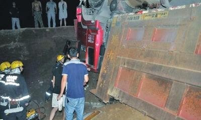 大貨車側(cè)翻事故救助現(xiàn)場