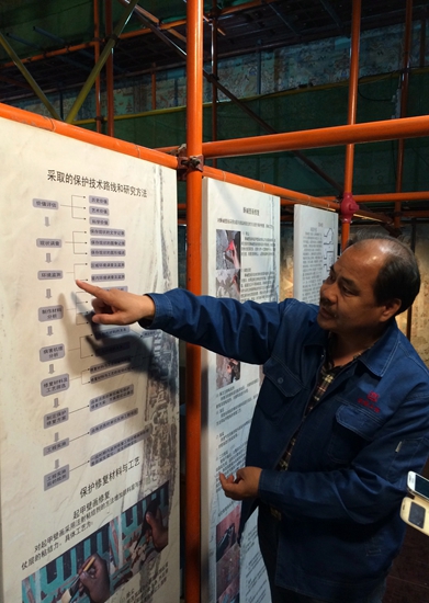 敦煌研究院文物保护技术服务中心副主任朱万煜在讲解壁画修复流程