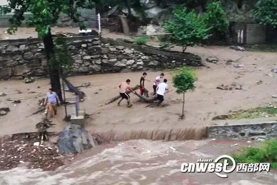 8月3日17时15分许，西安市长安区王莽街道小峪河村突发山洪，致使9名游客被洪水冲走。