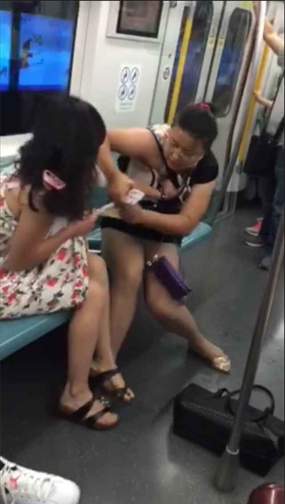 北京地铁两女子为抢座上演撕衣大战