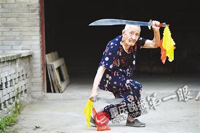 105岁的虞华可耍双刀
