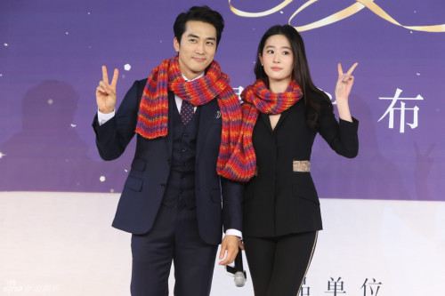 8月5日，网曝宋承宪与刘亦菲恋爱并见女方父母。5日下午，宋承宪方表示“与刘亦菲刚刚开始交往，是相互正在了解的阶段”。