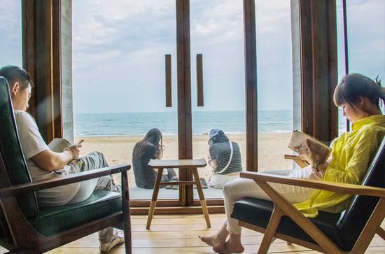 带一本书去海边 或者去最孤独的图书馆